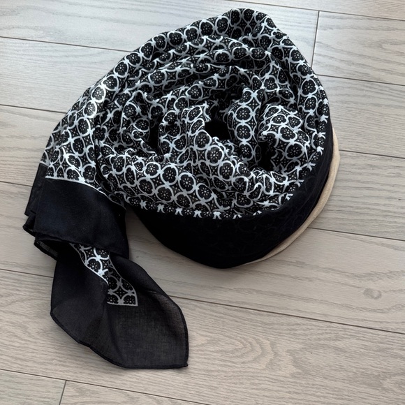 Black and Beige Geometric Patterned Scarf - Picture 2 of 7